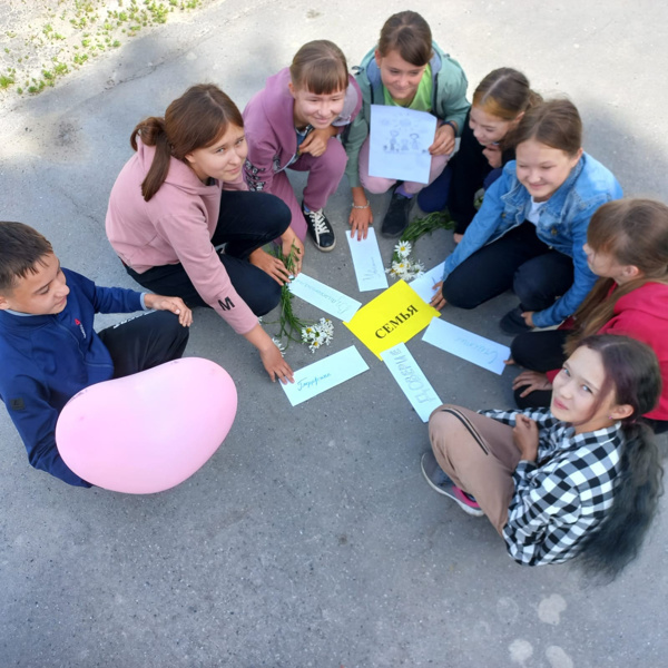 В рамках Дня семьи, любви и верности в МБОУ «Бичурга-Баишевская СОШ» организовали развлекательно-познавательное мероприятие «Семья- корень жизни»