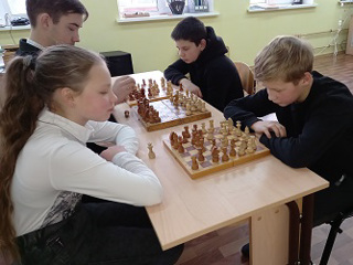 В рамках месячника оборонно-массовой и спортивной работы были проведены соревнования по шахматам среди 1-7 классов.