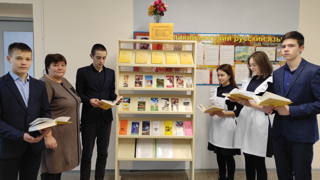 В рамках недели профориентации для учащихся школы библиотекарь Л.Н. Гибатдинова оформила выставку «Все профессии важны…»