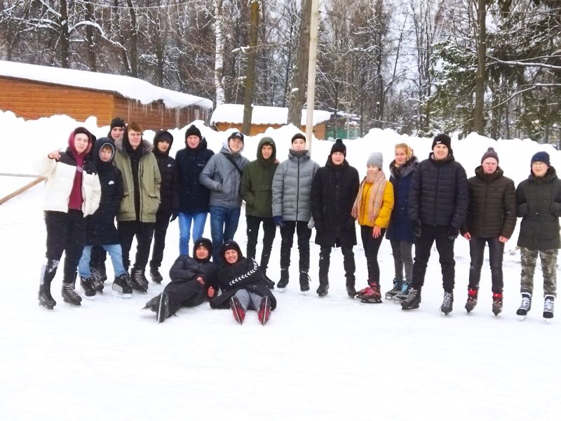 Студенты группы Мс21-20 Чебоксарского техникума строительства и городского хозяйства посетили каток в парке имени космонавта А.Г. Николаева