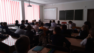 В рамках акции "Блокадный Ленинград" учащиеся 5 класса посмотрели художественный фильм о блокадном городе «Крик тишины»
