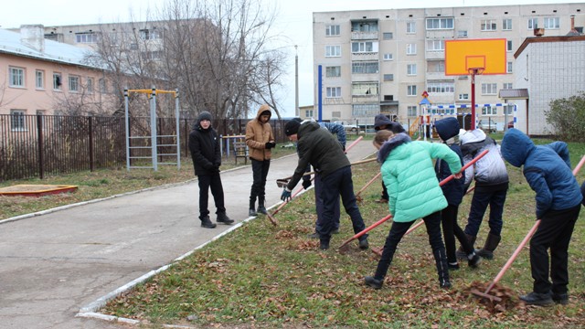 Уборка территории школы