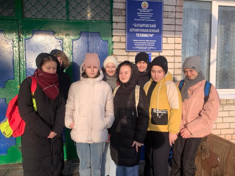 В рамках недели профориентации ученики 9б класса посетили Батыревский агропромышленный техникум.