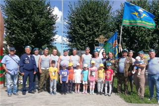 Воспитанники детского сада «Рябинушка» поздравили десантников с Днем ВДВ