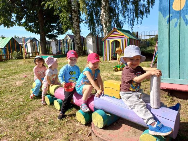 В нашем садике родном, очень весело живем...