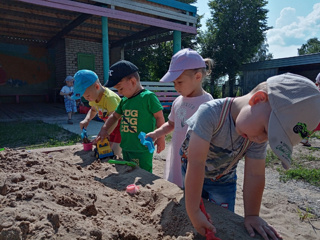 Лето - это время песочниц и забавных прибрежных приключений.