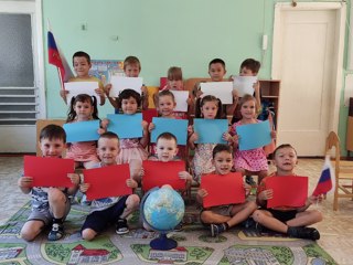 Акция «Под флагом России» прошла в МБДОУ «Детский сад №16 «Красная Шапочка»
