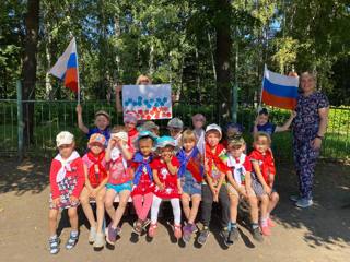 Спортивно-познавательная квест игра «Гордо реет флаг России!»