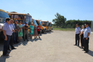 Сотрудники Госавтоинспекции перед началом учебного года проводят проверки технического состояния школьных автобусов