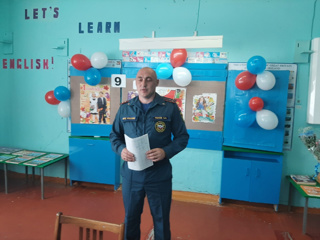 В День знаний огнеборец МЧС России рассказал учащимся Ахматовской  школы  о пожарной безопасности