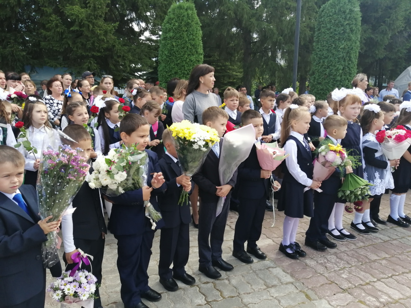 Банты, цветы и гимн. Праздник первого звонка в школе
