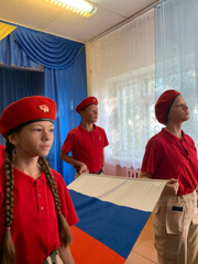 В Ахматовской школе состоялось торжественное мероприятие, посвященное поднятию российского Государственного флага.