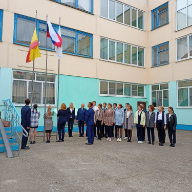 5 сентября в МБОУ "СОШ N43" г. Чебоксары прошла торжественная церемония поднятия государственного флага Российской Федерации.