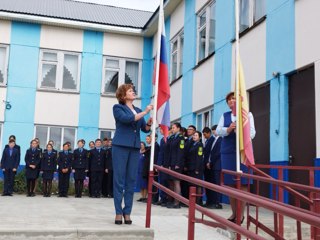 Учебная неделя  в школе  началась с церемонии  подъема флагов