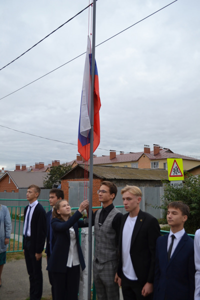 5 сентября в МБОУ «СОШ п. Опытный» учебная неделя началась с торжественной церемония поднятия государственных флагов Российской Федерации и Чувашской Республики