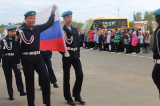 В МБОУ СОШ №2 г.Ядрин  прошла торжественная церемония поднятия государственного флага Российской Федерации