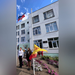 В МАОУ «СОШ №3» как и по всей России, старт первой неделе нового учебного года дали поднятие Государственного флага страны и новый урок «Разговоры о важном».