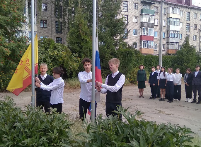 Утро в школе 5 началось с ритуала поднятия государственных флагов России и Чувашии.