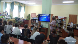 Учащиеся 7А класса посетили библиотеку семейного чтения им. С.Я.Маршака, где познакомились с биографией летчика-космонавта Андриана Николаева 🚀