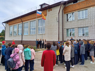Торжественная церемония поднятия государственного флага Российской Федерации