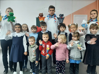 Волонтеры театра "Шаг к дружбе" подарили малышам дошкольной группы и начальной школы море восторга и радости.