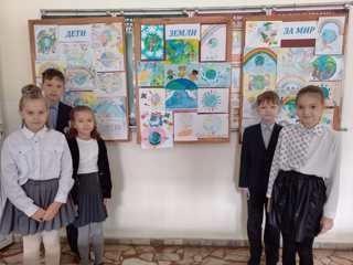 Выставка рисунков "Дети Земли за мир"