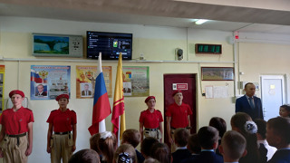 С торжественной церемонии поднятия государственного флага Российской Федерации начинаются рабочие недели в образовательных учреждениях района