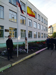 2 сентября в школе №3 прошла торжественная церемония поднятия государственного флага Российской Федерации.