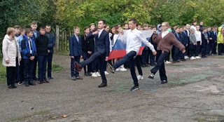 Учебная неделя в МБОУ "Чуманкасинская СОШ" началась с поднятия Государственного флага и исполнения гимна Российской Федерации