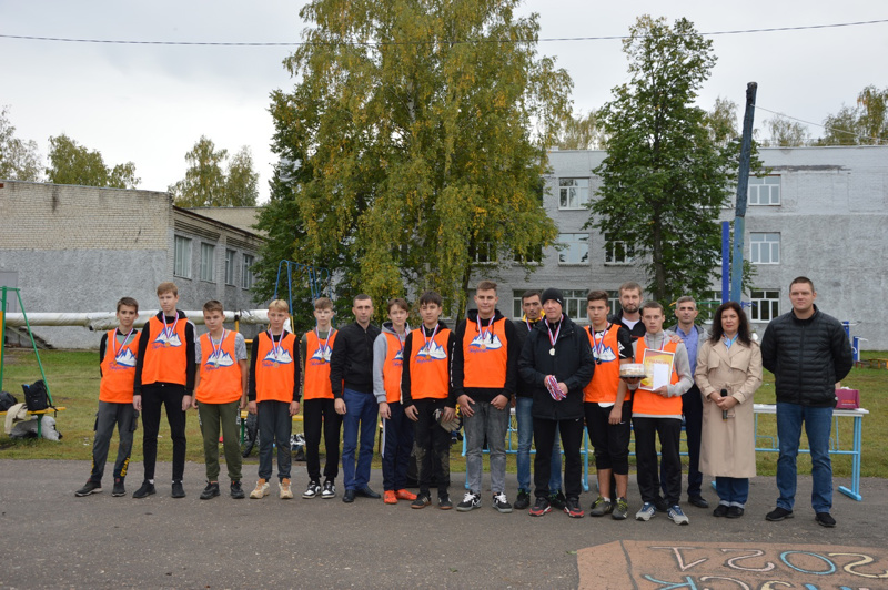 В Алатыре официально завершен III традиционный турнир по мини-футболу, посвященный памяти выпускника СОШ № 2 Эдуарда Гарцева, погибшего при исполнении воинского долга в Чечне