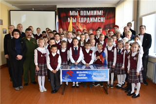 В МБОУ «Алтышевская ООШ» состоялась торжественная линейка, посвященная открытию «Парты героя»