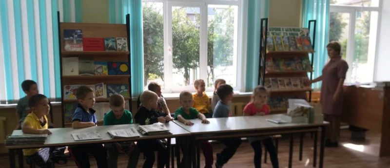 19 сентября, воспитанники дошкольной группы «Радуга» впервые посетили нашу школьную библиотеку