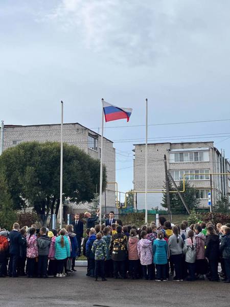 В Янтиковской школе прошли церемония поднятия государственного флага Российской Федерации, исполнения гимна и занятия «Разговоры о важном»