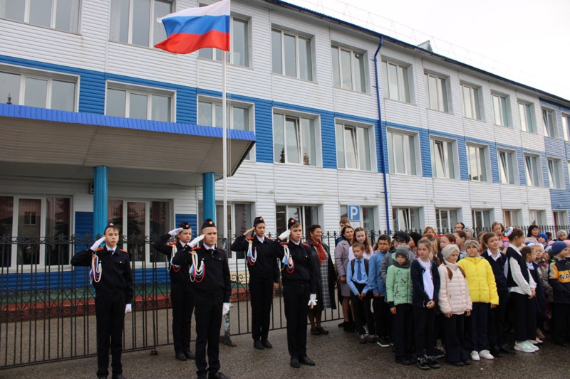 Учебная неделя началась с поднятия Государственного флага Российской Федерации.