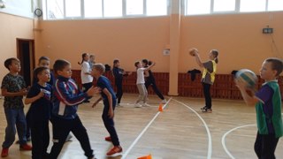 В рамках Недели пятиклассников в школьном спортивном зале прошла спортивная игра «Веселые старты»