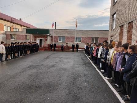 Очередная неделя в МБОУ "Цивильская СОШ№2" началась как обычно с гимна России и Чувашской Республики и поднятия флагов.