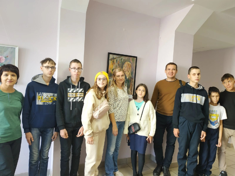 Ребята посетили персональную выставку слабовидящей художницы Ивановой Татьяны Николаевны