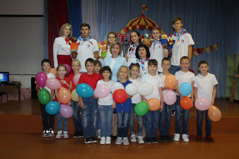 В Ахматовской школе торжественно завершился волонтерский проект  "Мобильный кукольный театр "Шаг к дружбе"