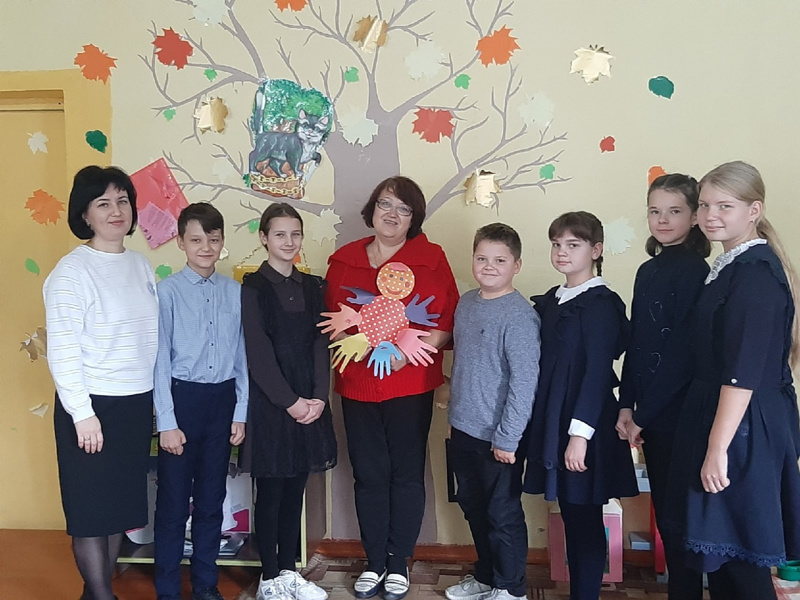 Школьники поздравили воспитателя дошкольной группы Давыдову Г.С. с Днем дошкольного работника