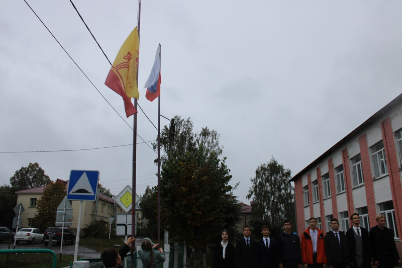 Честь поднятия флага линейке 26 сентября была предоставлена активистам школьного самоуправления