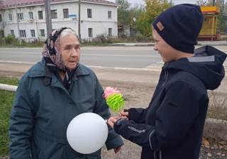 Ребята из Шумерлинской школы-интерната поздравили с Днем пожилых людей представителей старшего поколения микрорайона Палан