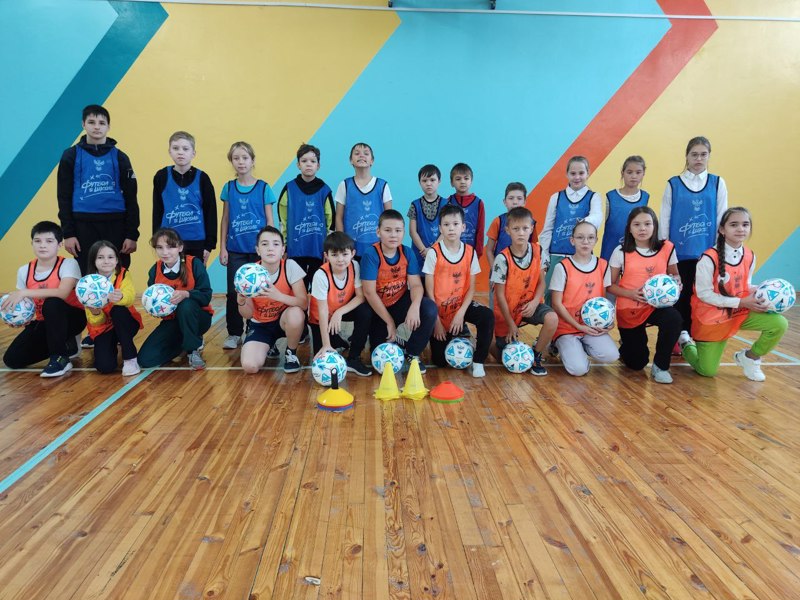 Янтиковские школьники в рамках проекта «Футбол в школу» получили спортинвентарь