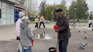 Ребята поздравляют мудрое поколение