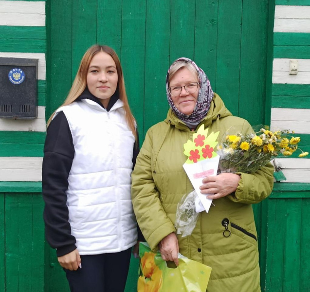 В канун Международного дня пожилых людей обучающиеся МБОУ «Комсомольская СОШ №2» поздравили представителей старшего поколения