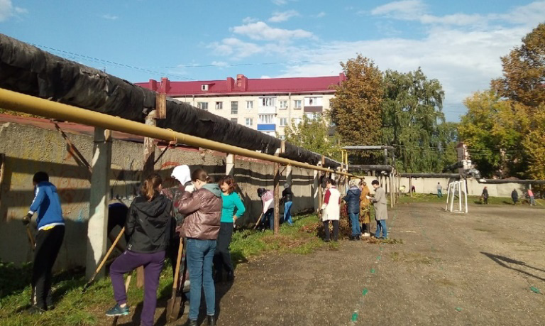 На субботнике по уборке пришкольного участка