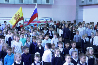 Церемония поднятия флага и «Разговоры о важном» с участием ветеранов педагогического труда.