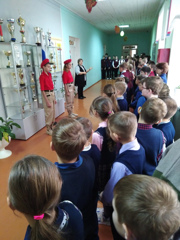 Новая учебная неделя в Алтышевской средней  школе стартовала с церемонии торжественного   вноса  Государственного флага Российской Федерации .