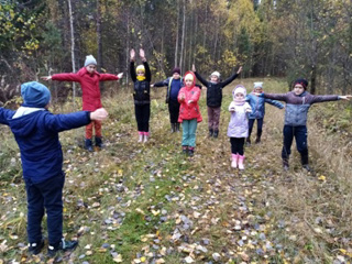 4 класс в осеннем лесу