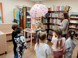 Экскурсия в библиотеку детей старшей группы "Почемучки"