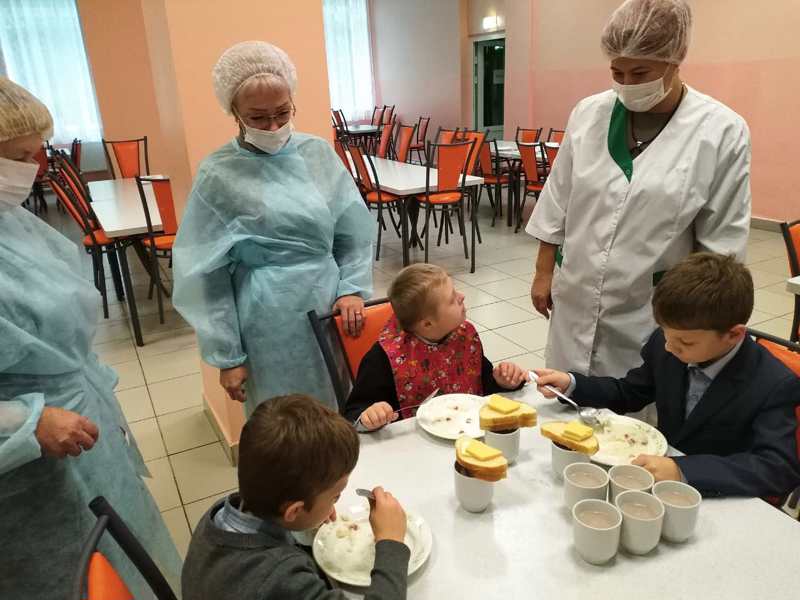 Родители обучающихся Шумерлинской школы-интерната регулярно посещают школьную столовую и наблюдают за тем, что и как едят дети
